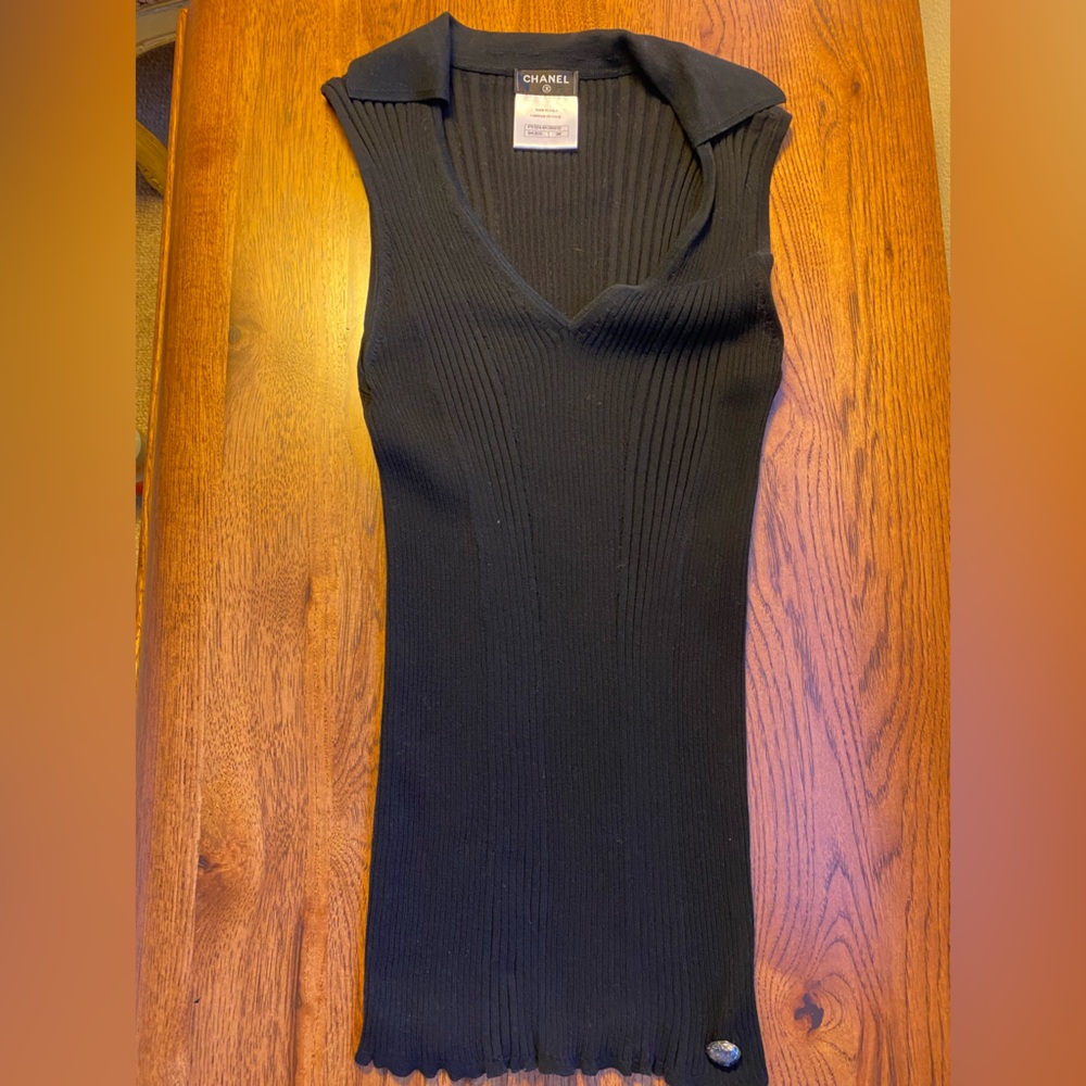 CHANEL Black Ribbed V-Neck Sleeveless Knit Top; Made in Italy. Size 38 - Picture 5 of 9